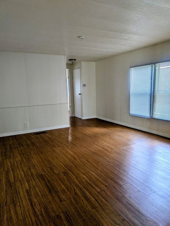927 Village Dr - Photo 3 of 7
