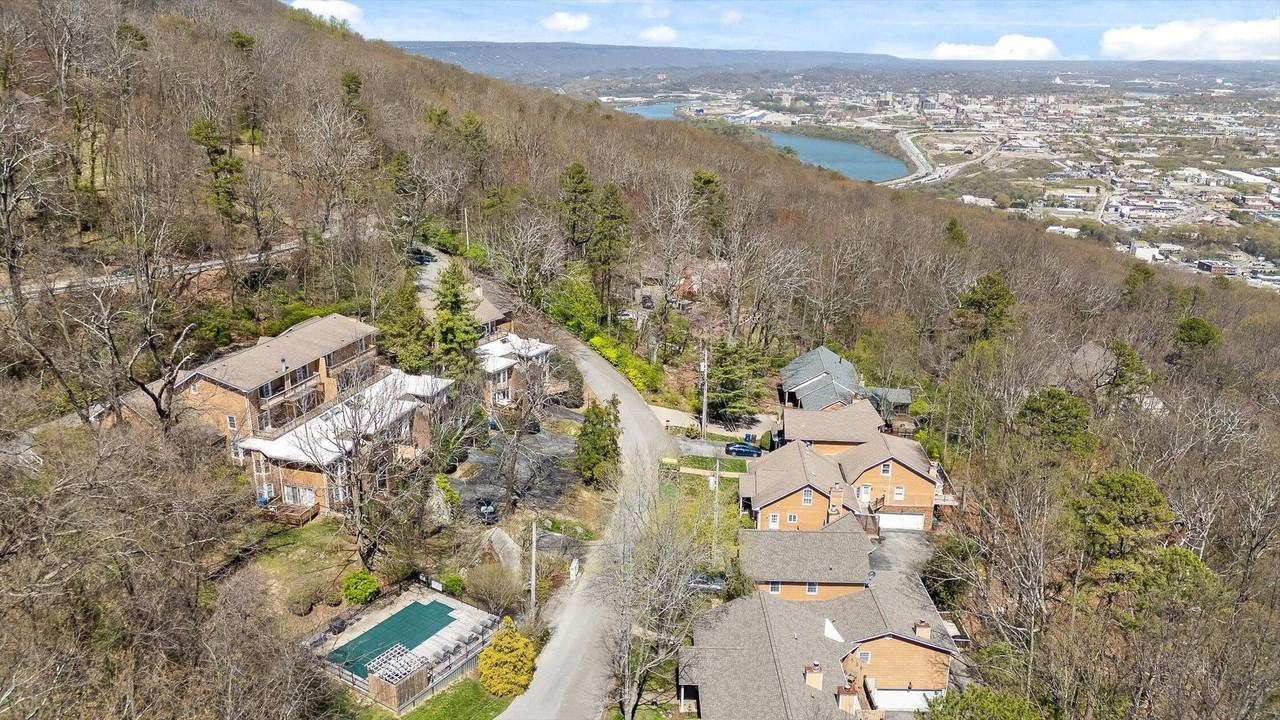 565 Winterview Ln - Photo 2 of 50