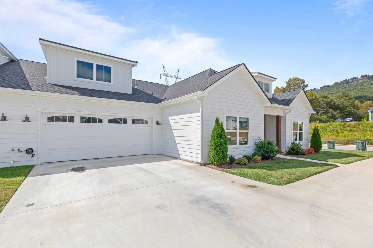 3276 Stone Creek Dr - Photo 2 of 28