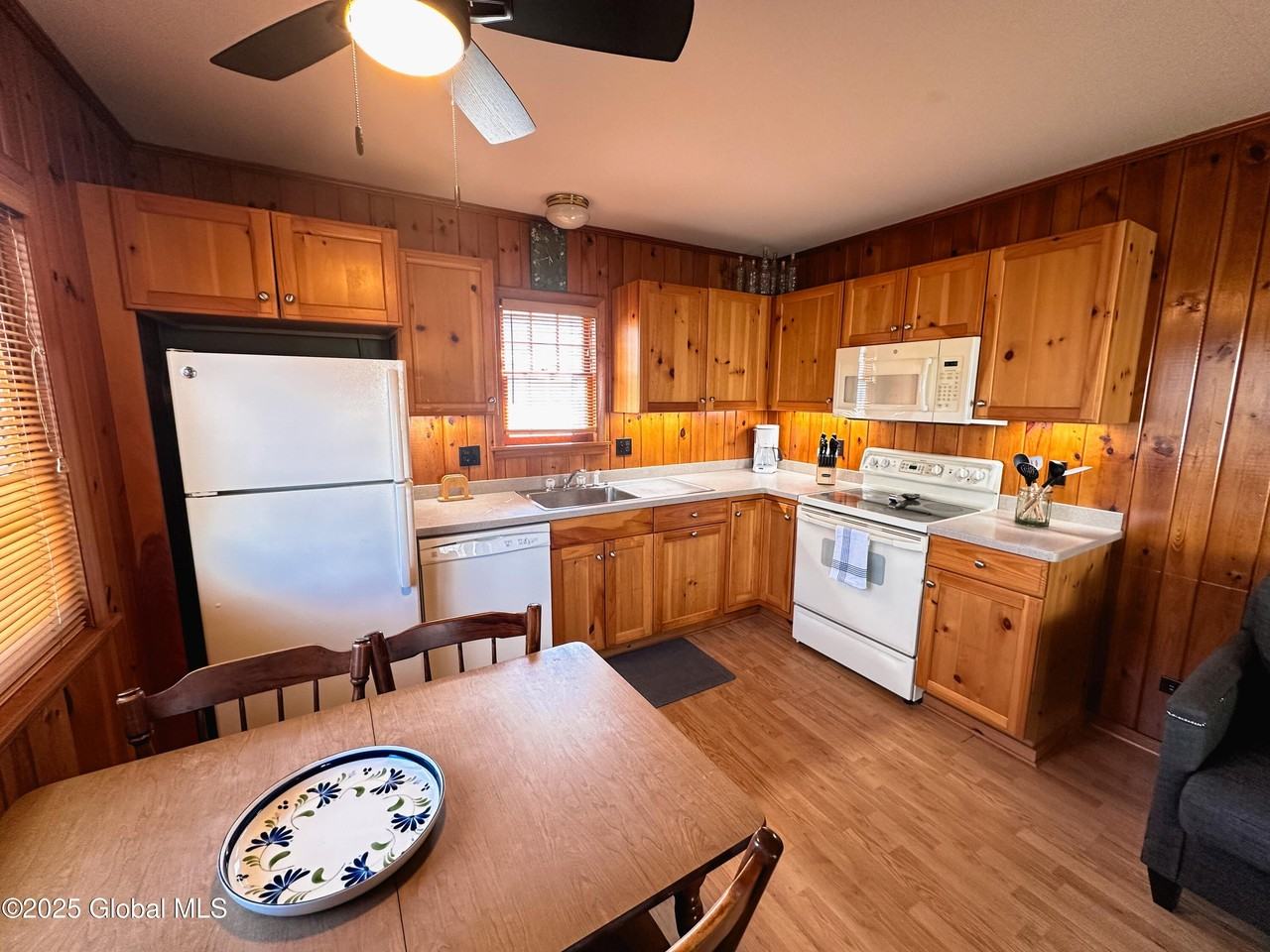 12 Seneca Dr - Photo 5 of 20