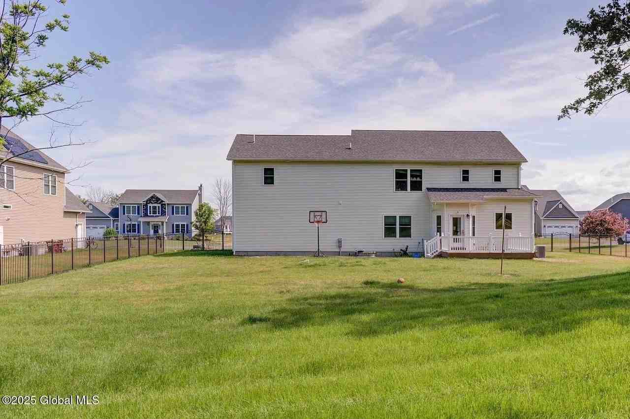 65 Haywood Ln - Photo 4 of 24