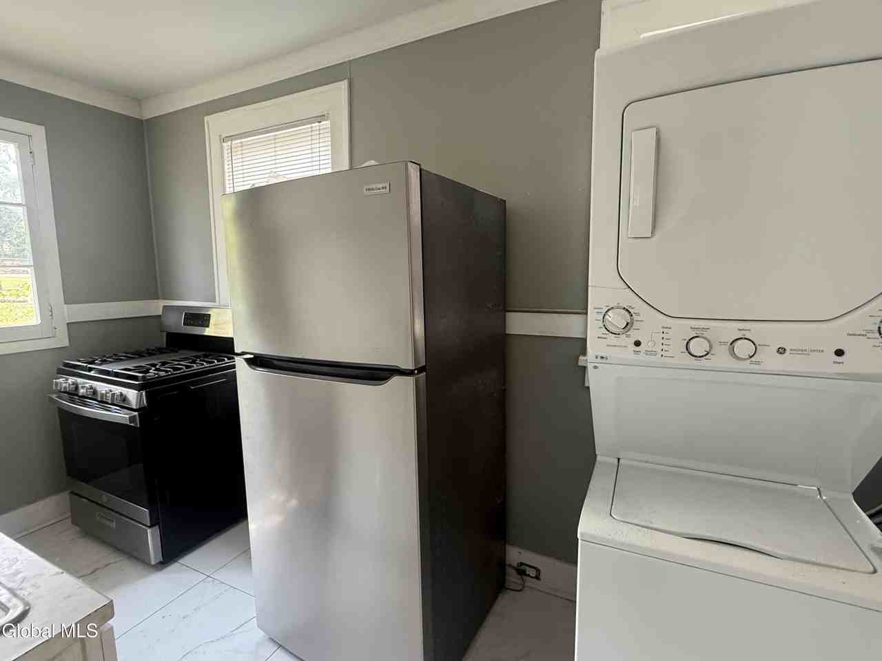 2228 Guilderland Ave - Photo 4 of 11