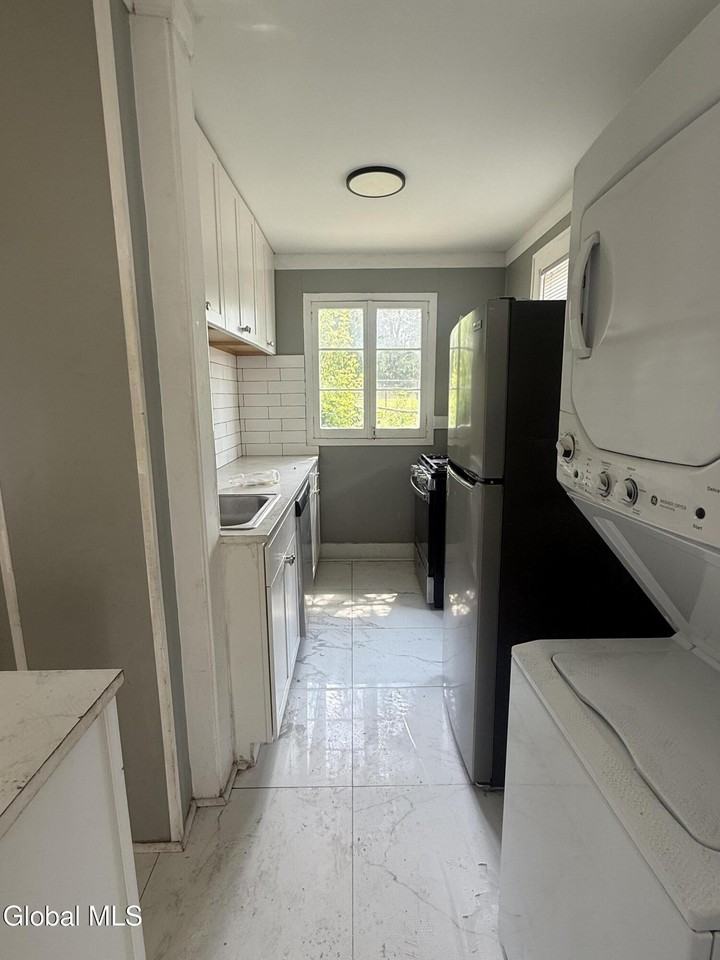 2228 Guilderland Ave - Photo 5 of 11