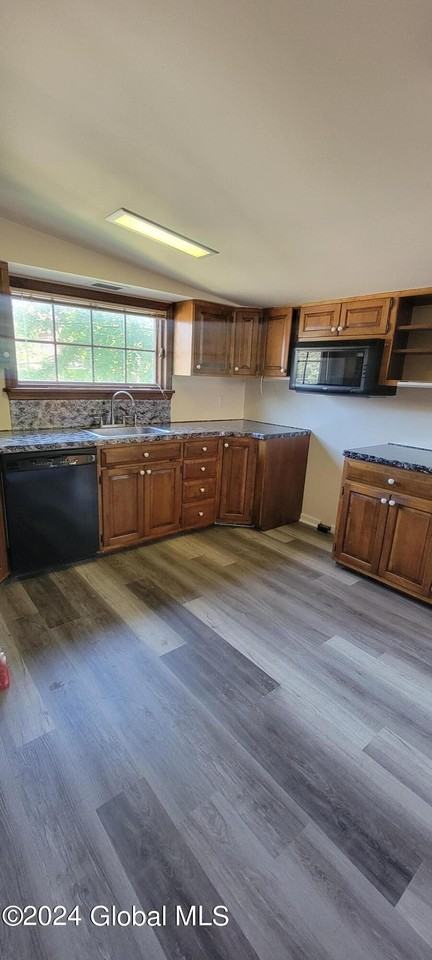 1570 Union St - Photo 2 of 12