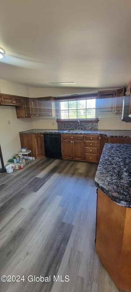 1570 Union St - Photo 3 of 12