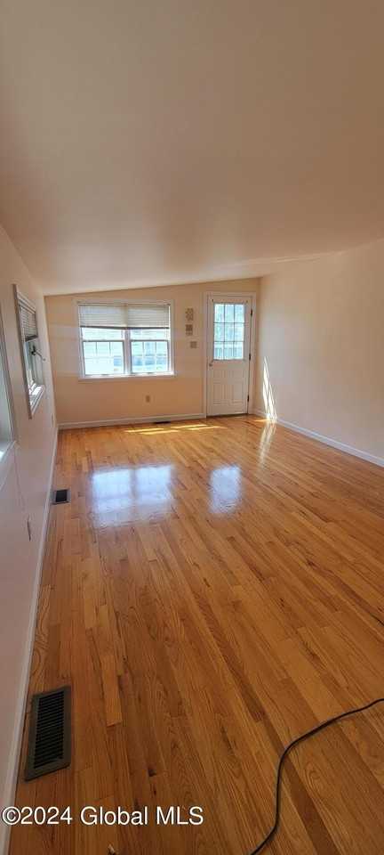 1570 Union St - Photo 4 of 12