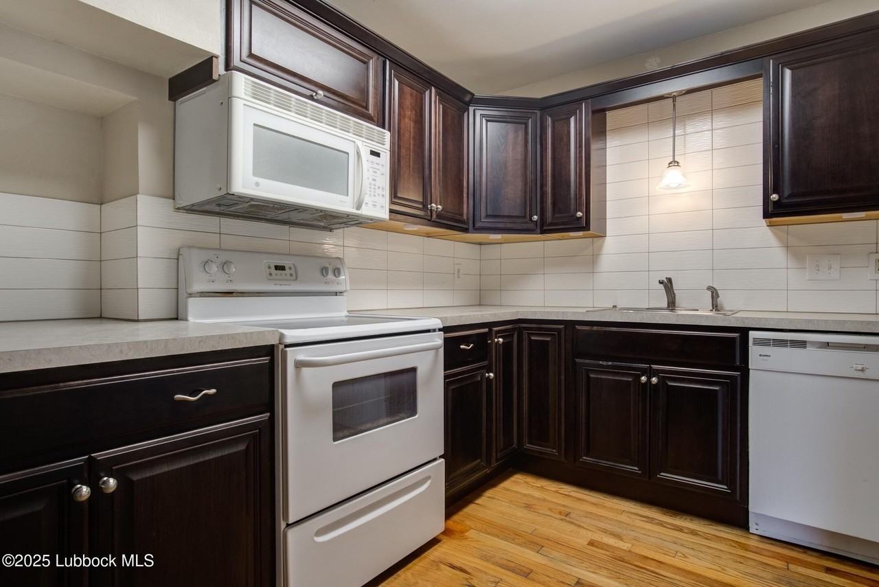 2308 28th St - Photo 4 of 21