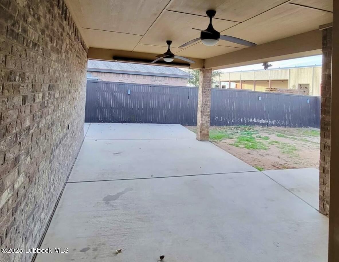 906 11th St - Photo 4 of 5