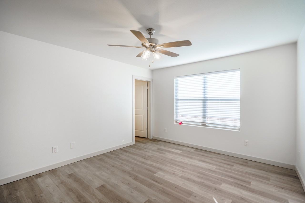 2210 N Avenue N - Photo 5 of 13