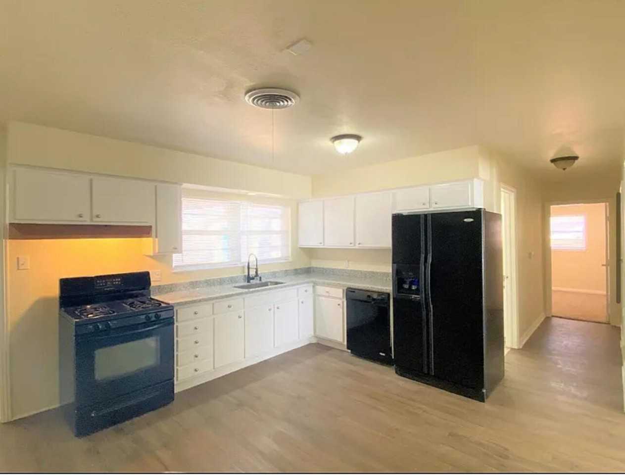 4908 43rd St - Photo 5 of 18