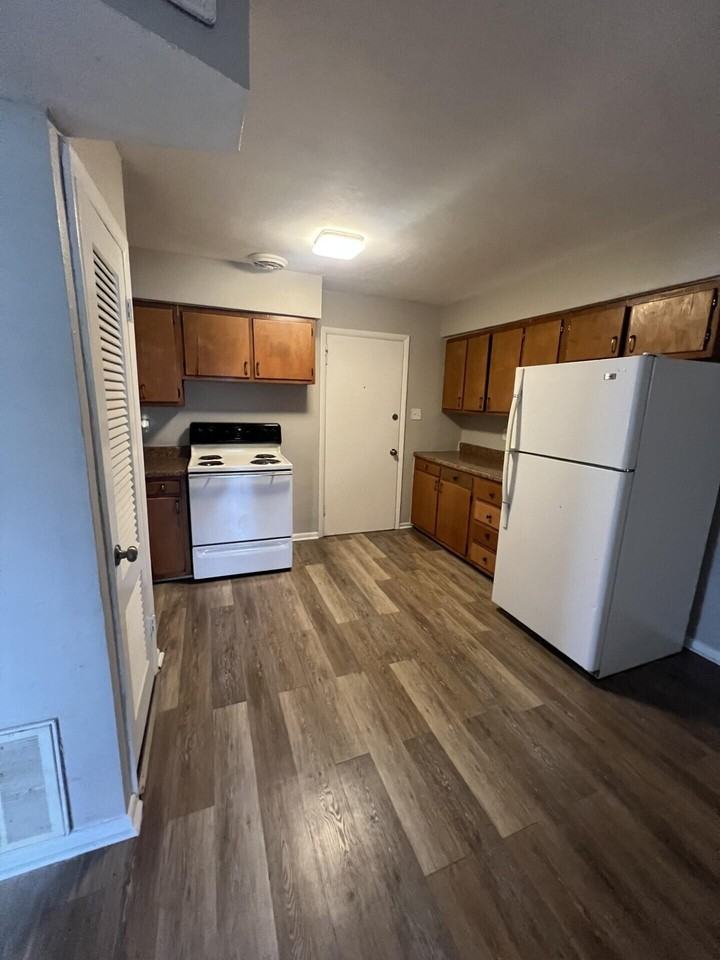 1921 Oxford Cir Apt 9 #9 - Photo 5 of 14