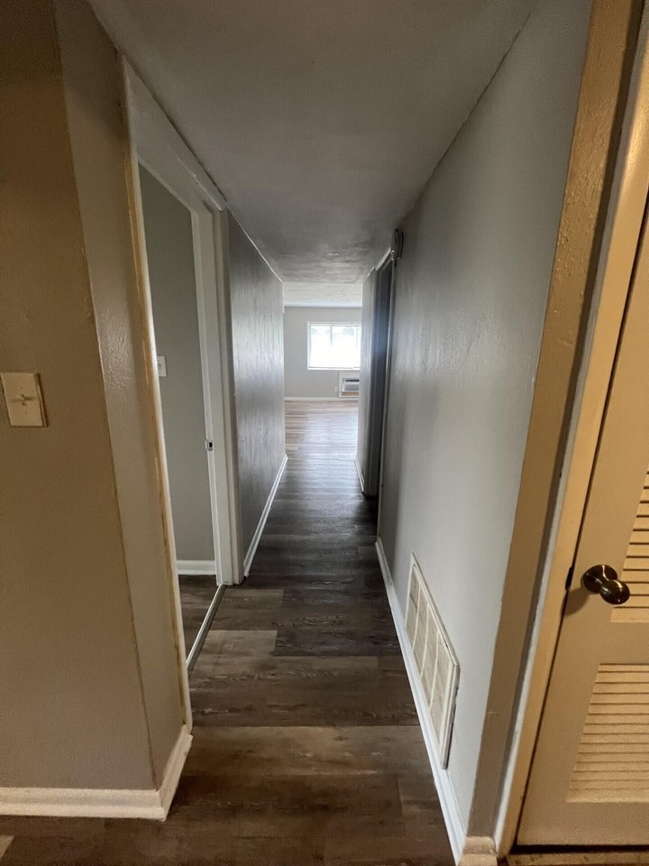 1921 Oxford Cir Apt 9 #9 - Photo 7 of 14