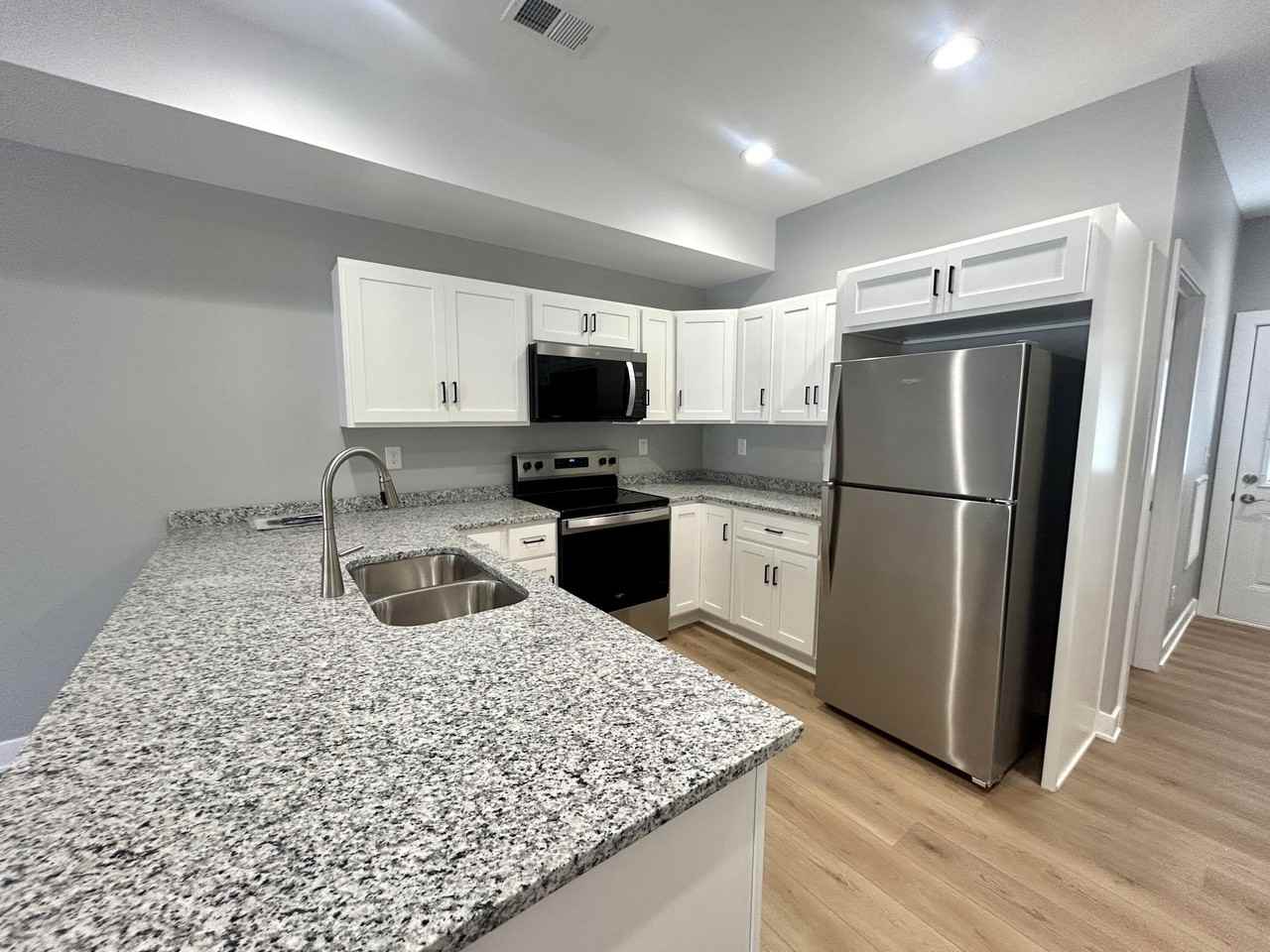 1613 N Highway 1247 Apt B #B - Photo 4 of 17