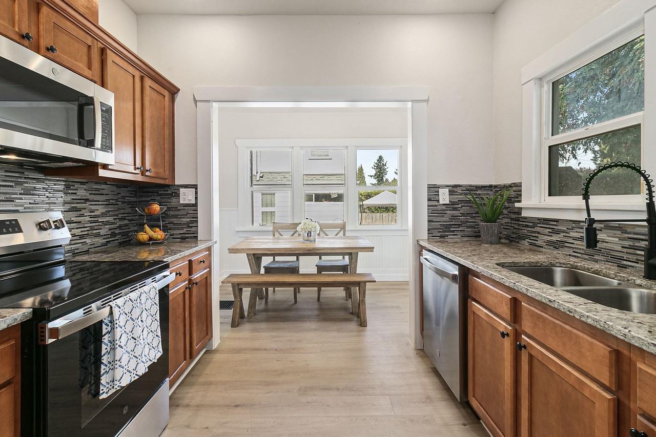 J St Ne - Photo 3 of 18