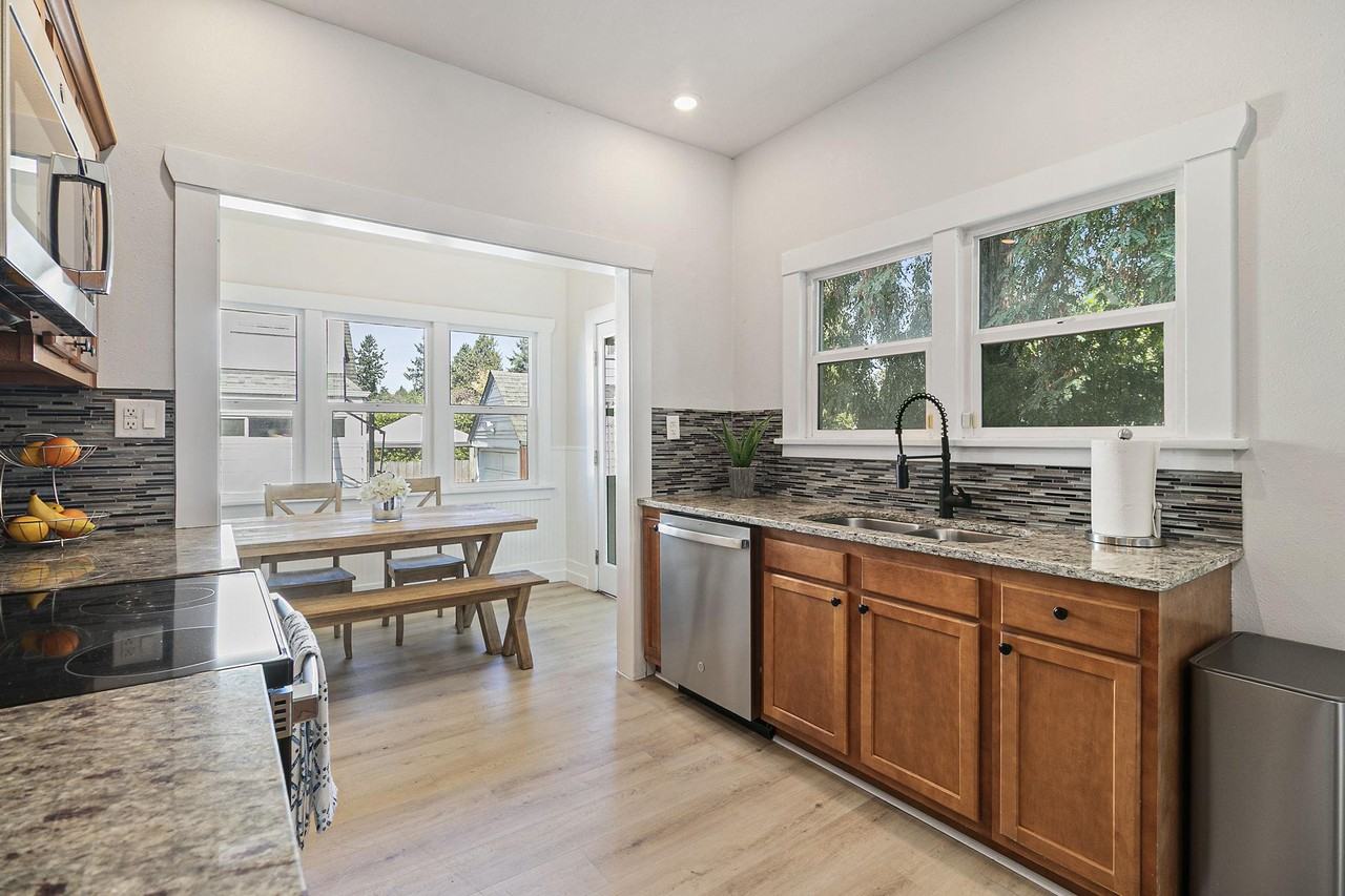 J St Ne - Photo 5 of 18