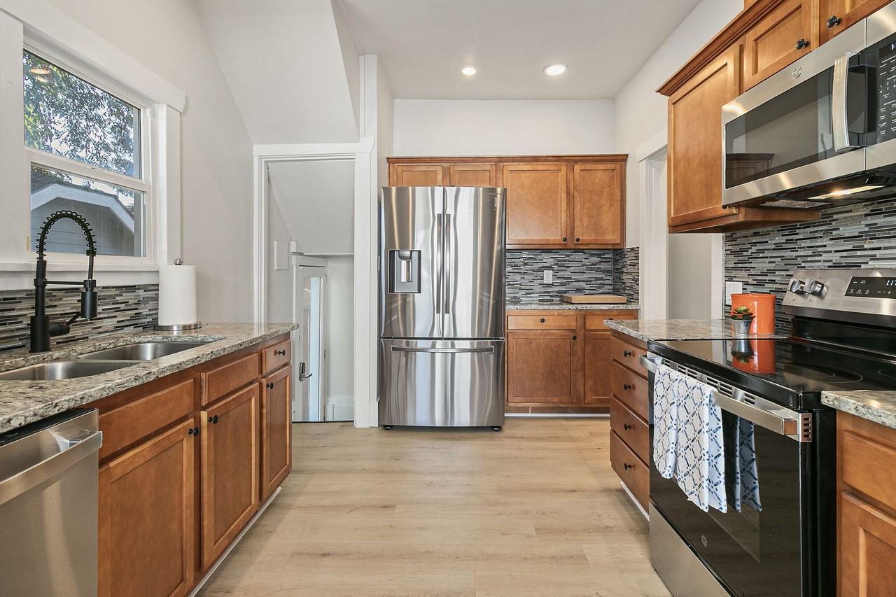 J St Ne - Photo 6 of 18