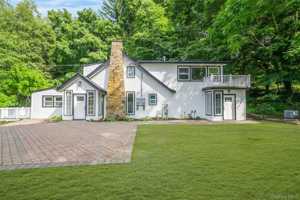 featured image of 390 E Main St