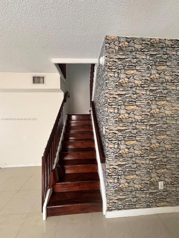 1133 Se 13th Ter - Photo 2 of 14