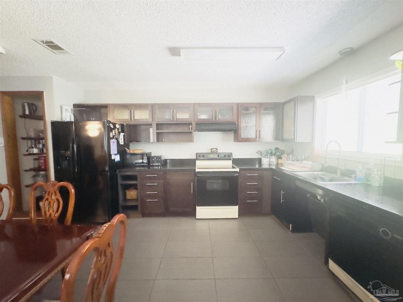 581 Calhoun Ave - Photo 4 of 15