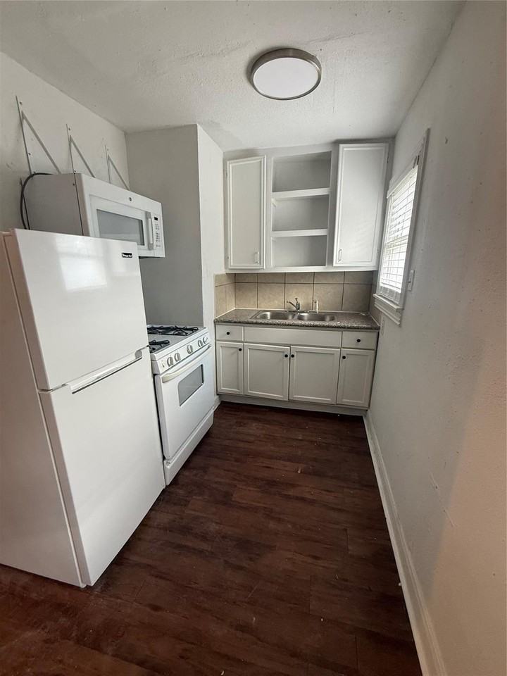 2917 Ashley St ##4 - Photo 3 of 6