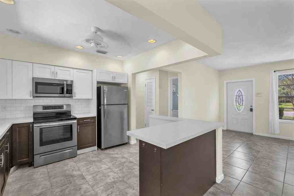 2221 Sw 67th Ave - Photo 7 of 20