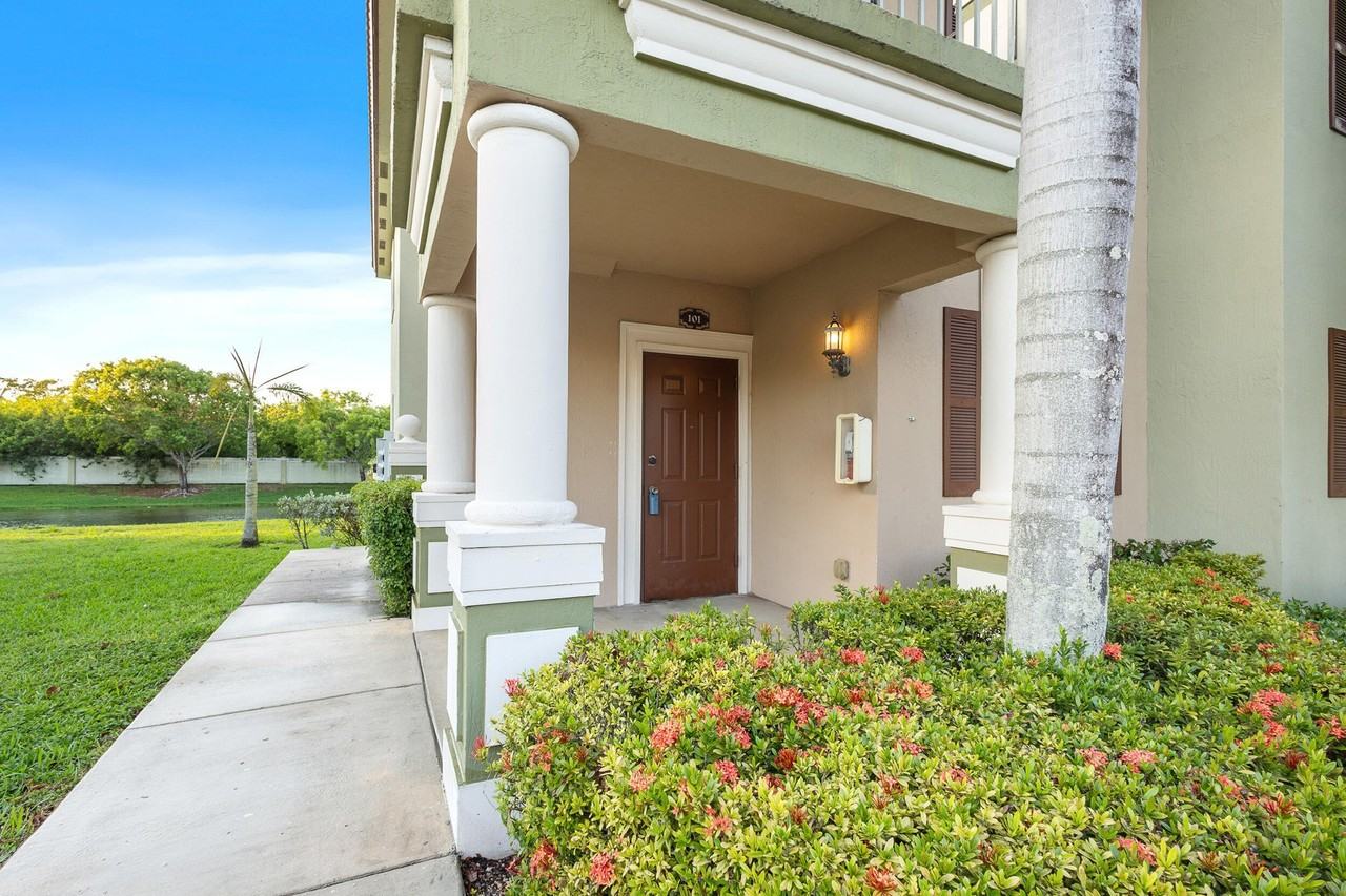 3585 Ne 5th St #101 - Photo 2 of 25