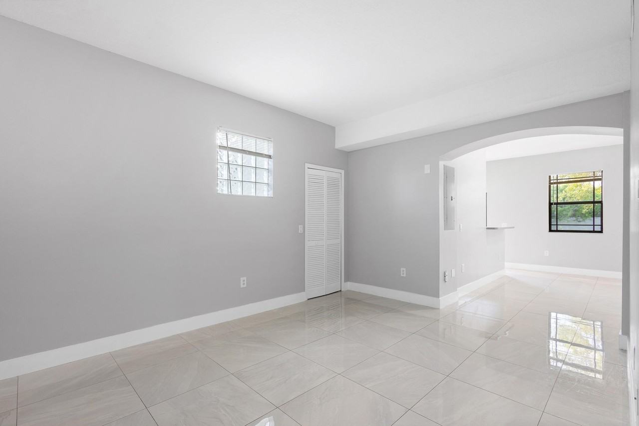 3585 Ne 5th St #101 - Photo 4 of 25