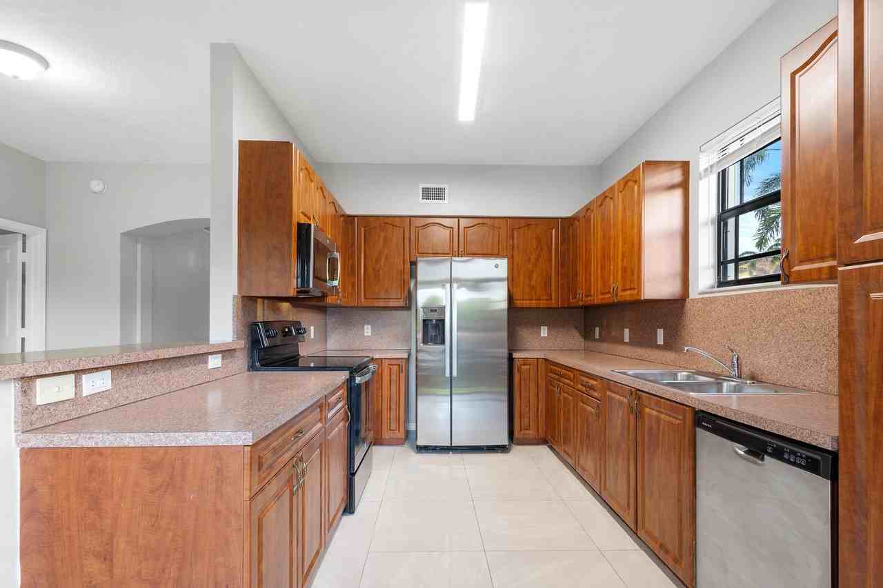 3585 Ne 5th St #101 - Photo 7 of 25