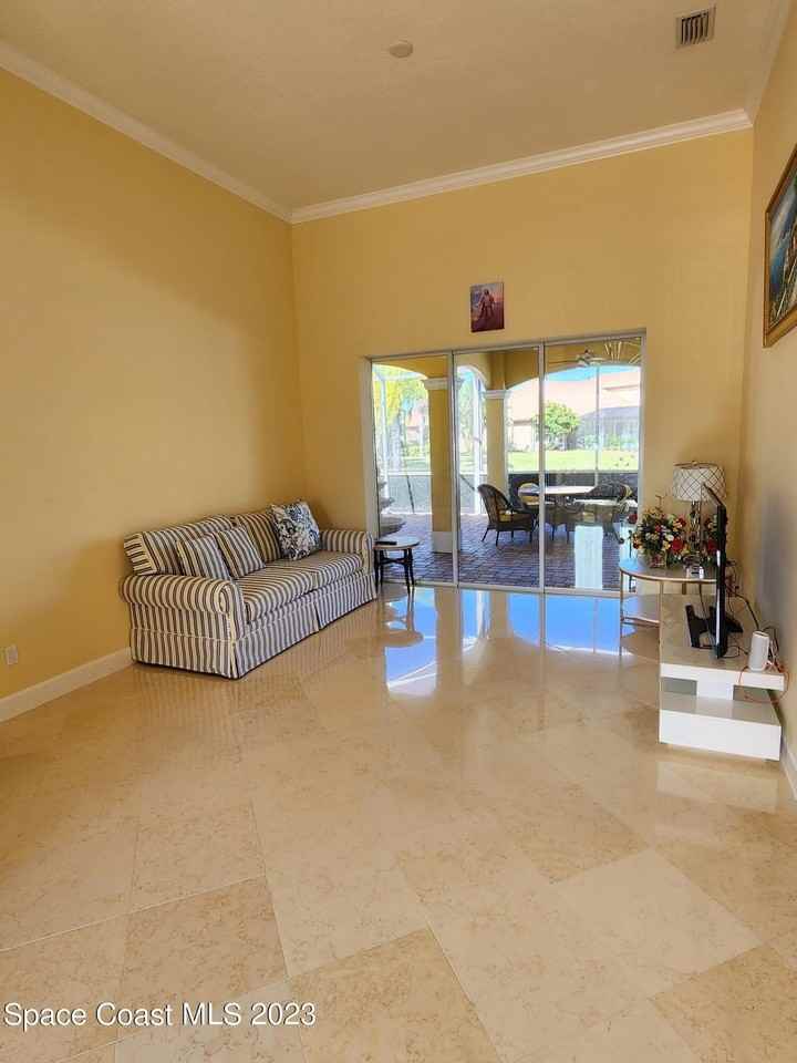 4124 Waterloo Pl - Photo 5 of 32