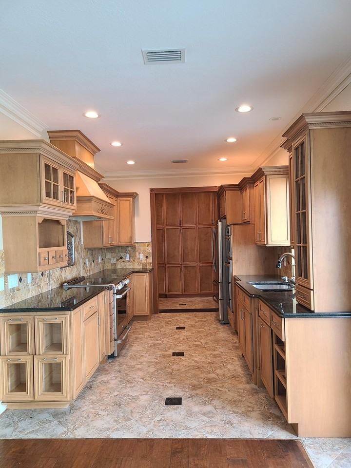 2557 Pineapple Ave - Photo 6 of 45