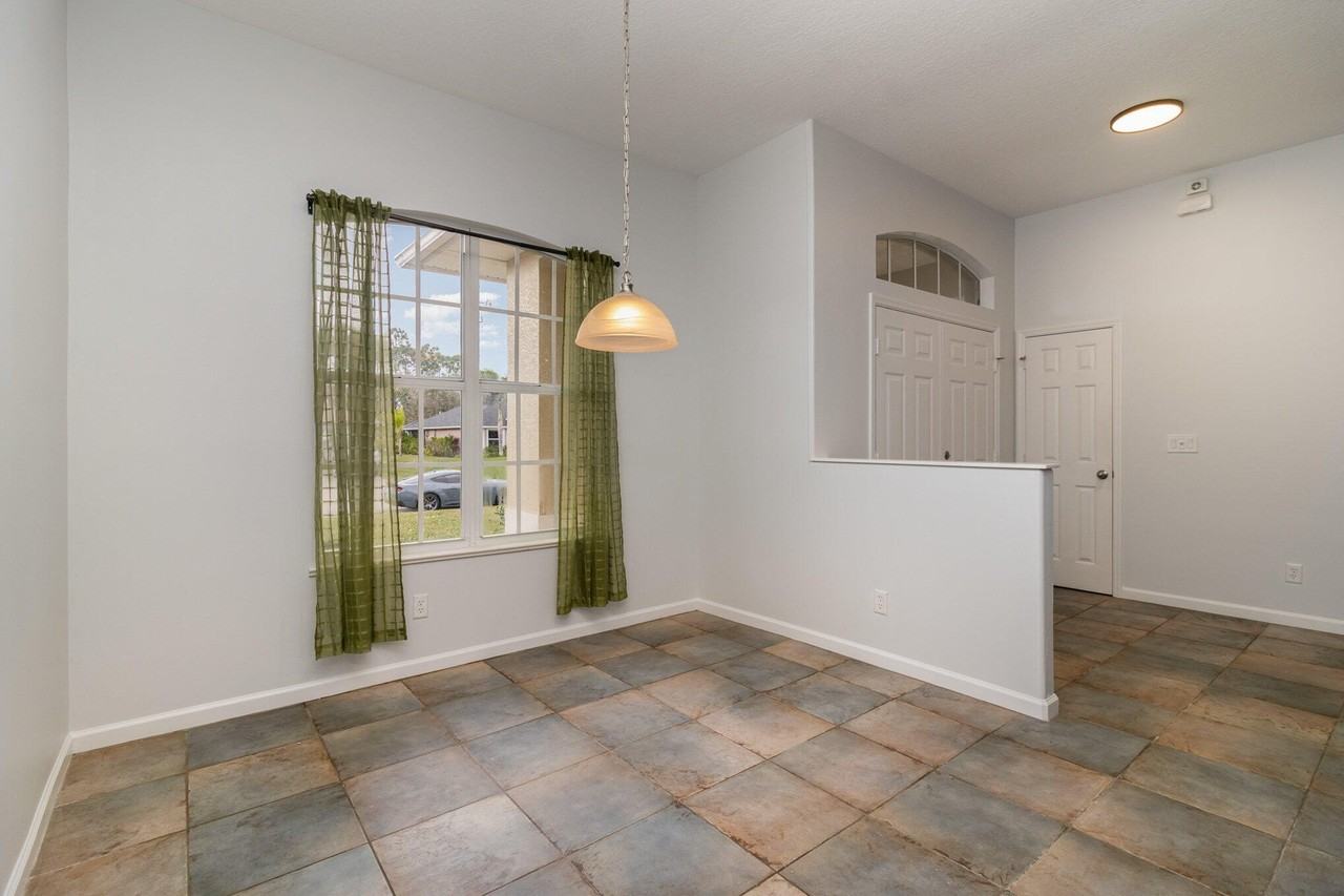 105 Paddock St - Photo 4 of 24