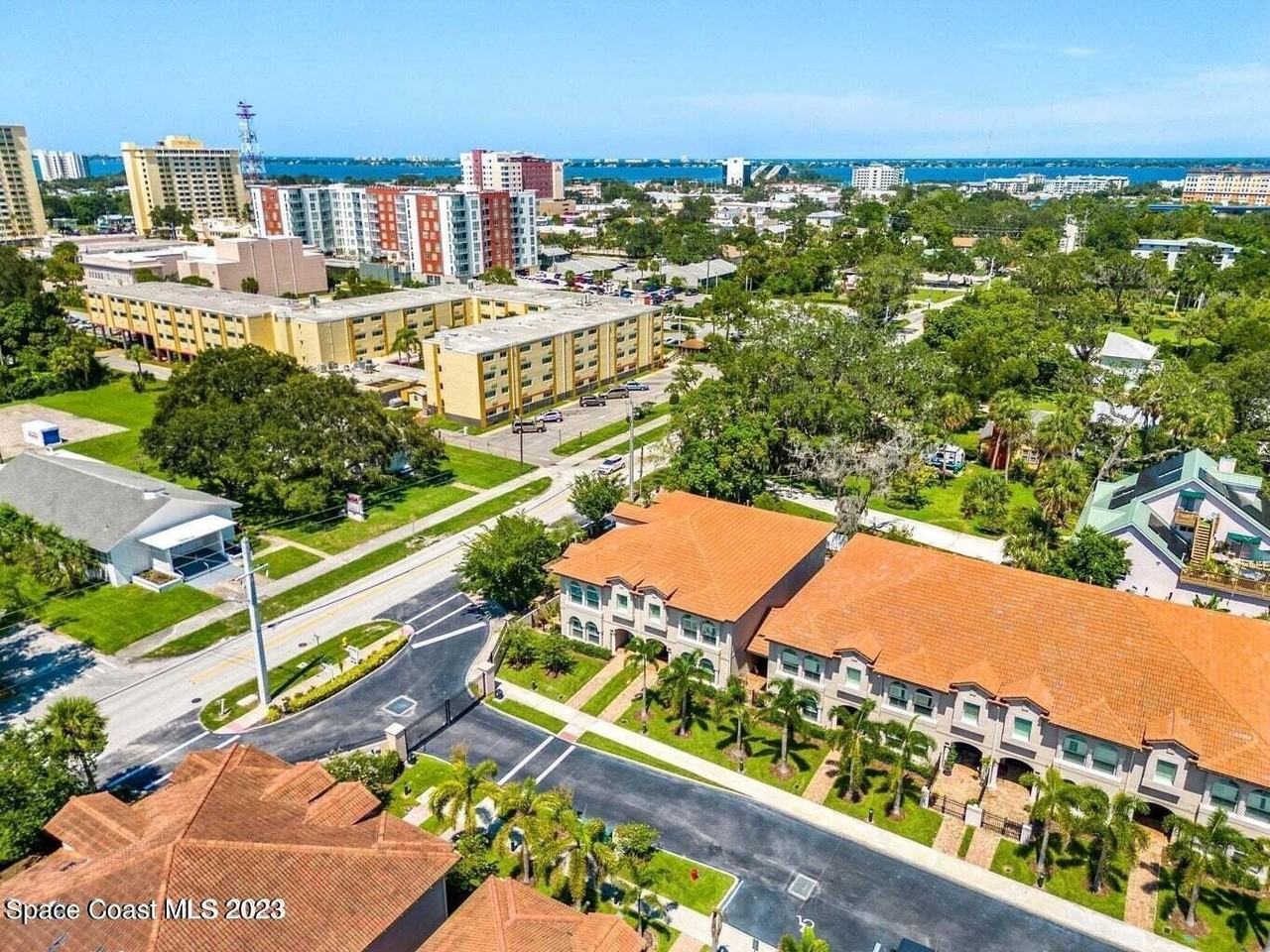 2240 Enjoya Ln - Photo 3 of 38