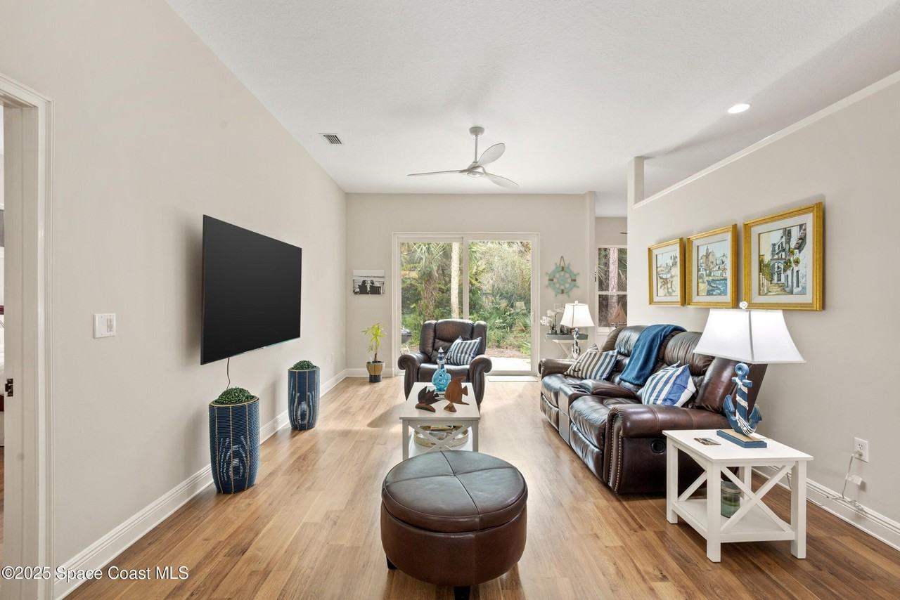 225 Pelican Dr - Photo 5 of 33