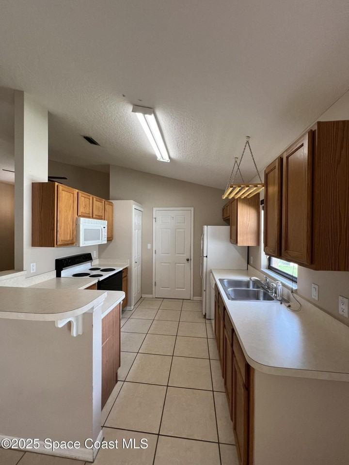 2540 Alicia Ln - Photo 7 of 22