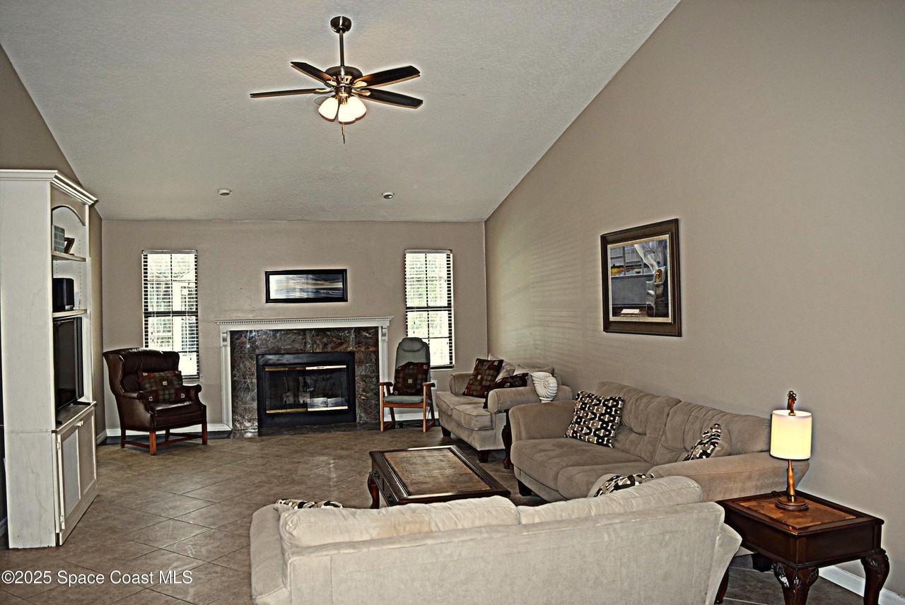 285 Utopia Cir - Photo 3 of 32