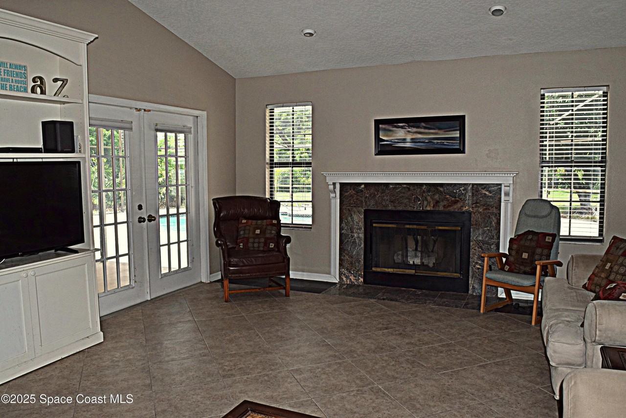 285 Utopia Cir - Photo 4 of 32