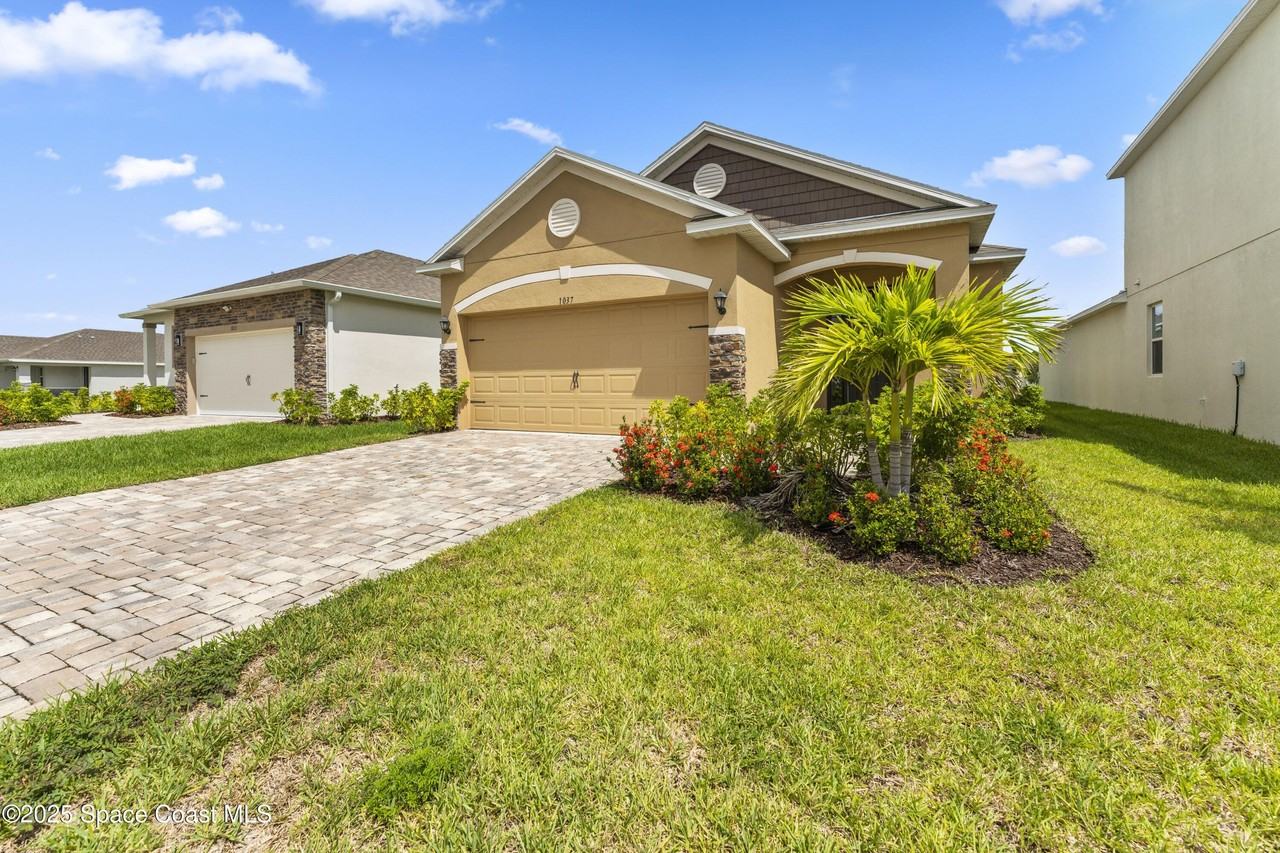 1037 Canfield Cir Se - Photo 2 of 18