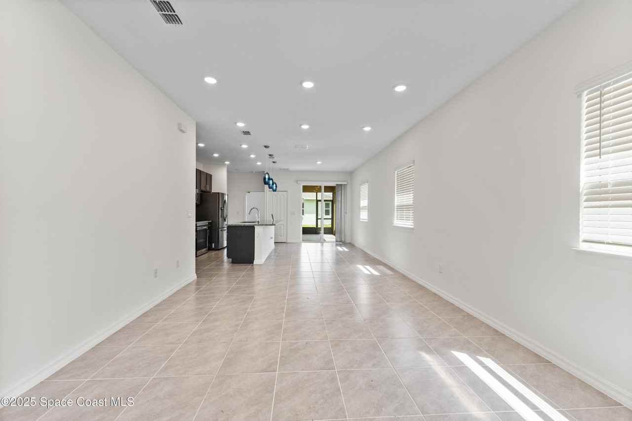 1037 Canfield Cir Se - Photo 3 of 18