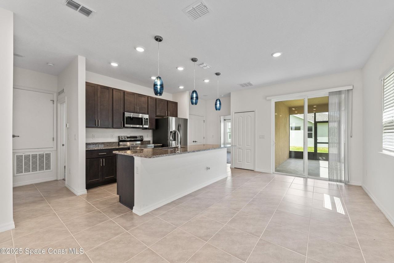 1037 Canfield Cir Se - Photo 4 of 18