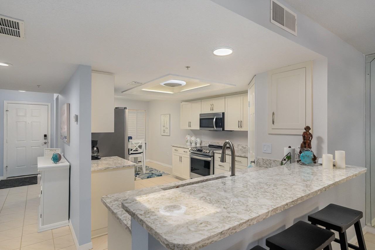 609 Shorewood Dr Unit 203 #203 - Photo 4 of 43