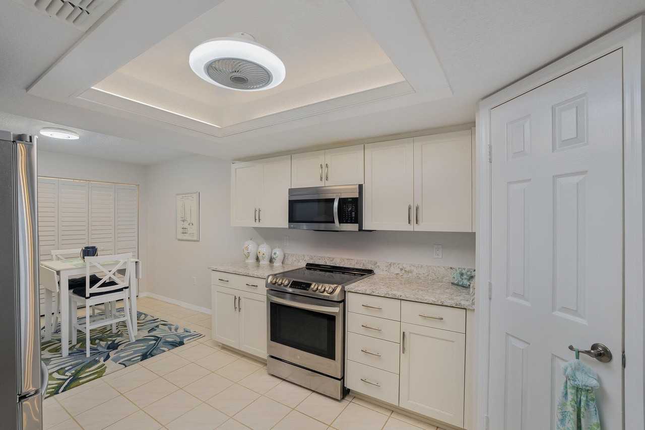 609 Shorewood Dr Unit 203 #203 - Photo 5 of 43