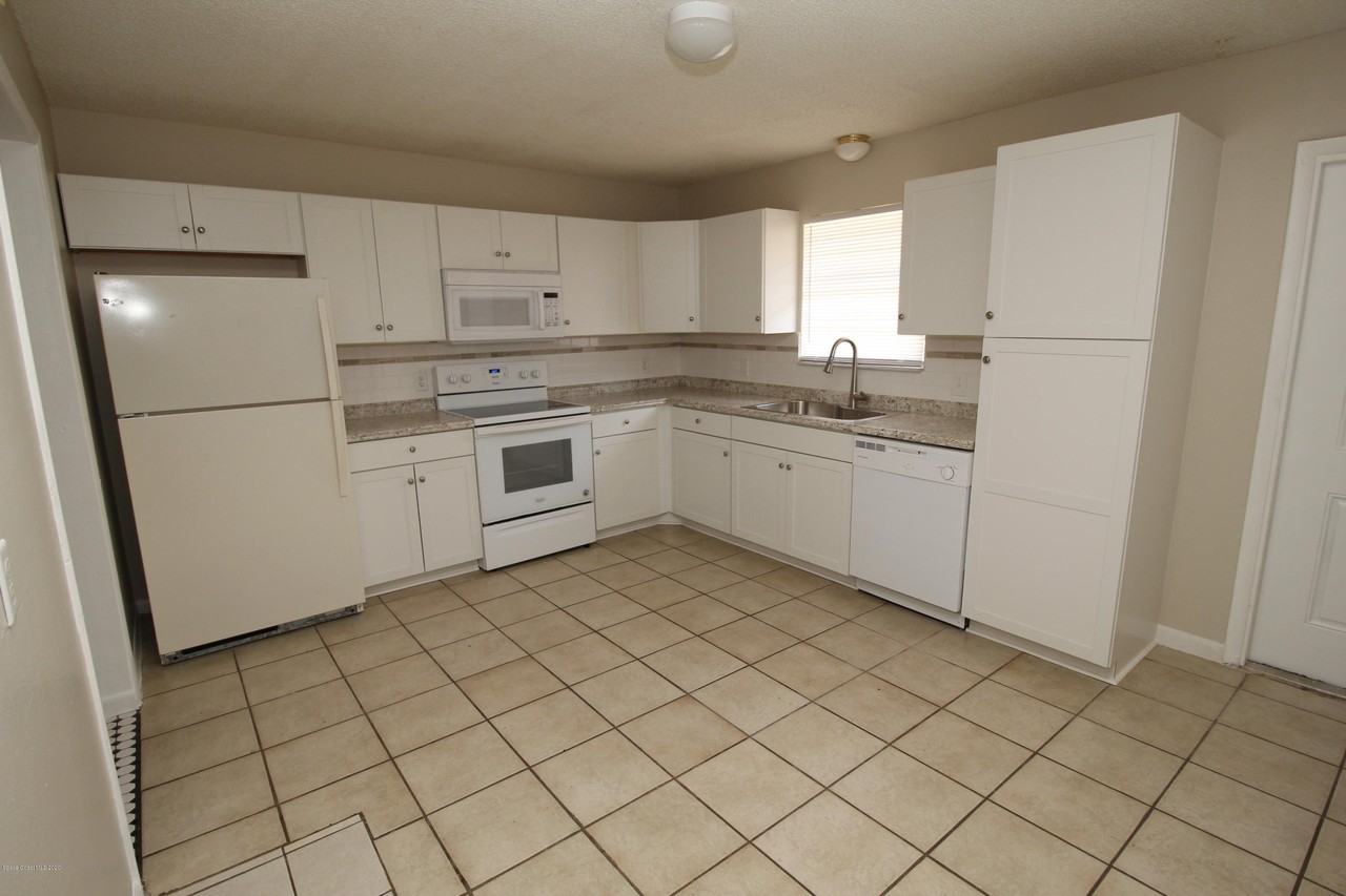 1246 Alcazar St Se - Photo 3 of 11