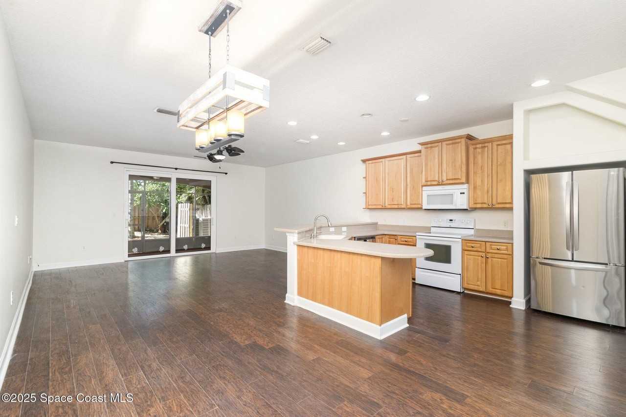 319 Adams Avenue - Photo 4 of 25