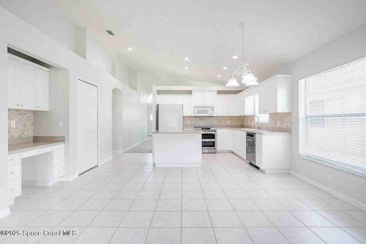 621 Misty Creek Dr - Photo 6 of 33