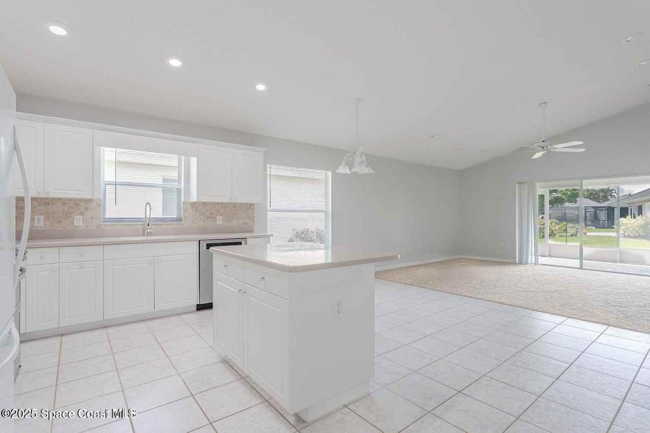 621 Misty Creek Dr - Photo 7 of 33