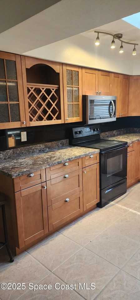 1041 Bali Rd - Photo 3 of 23