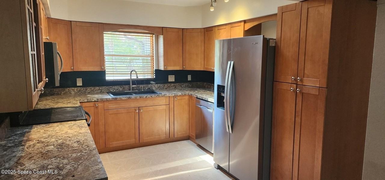 1041 Bali Rd - Photo 4 of 23