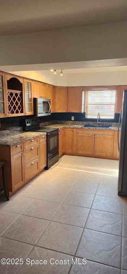 1041 Bali Rd - Photo 6 of 23