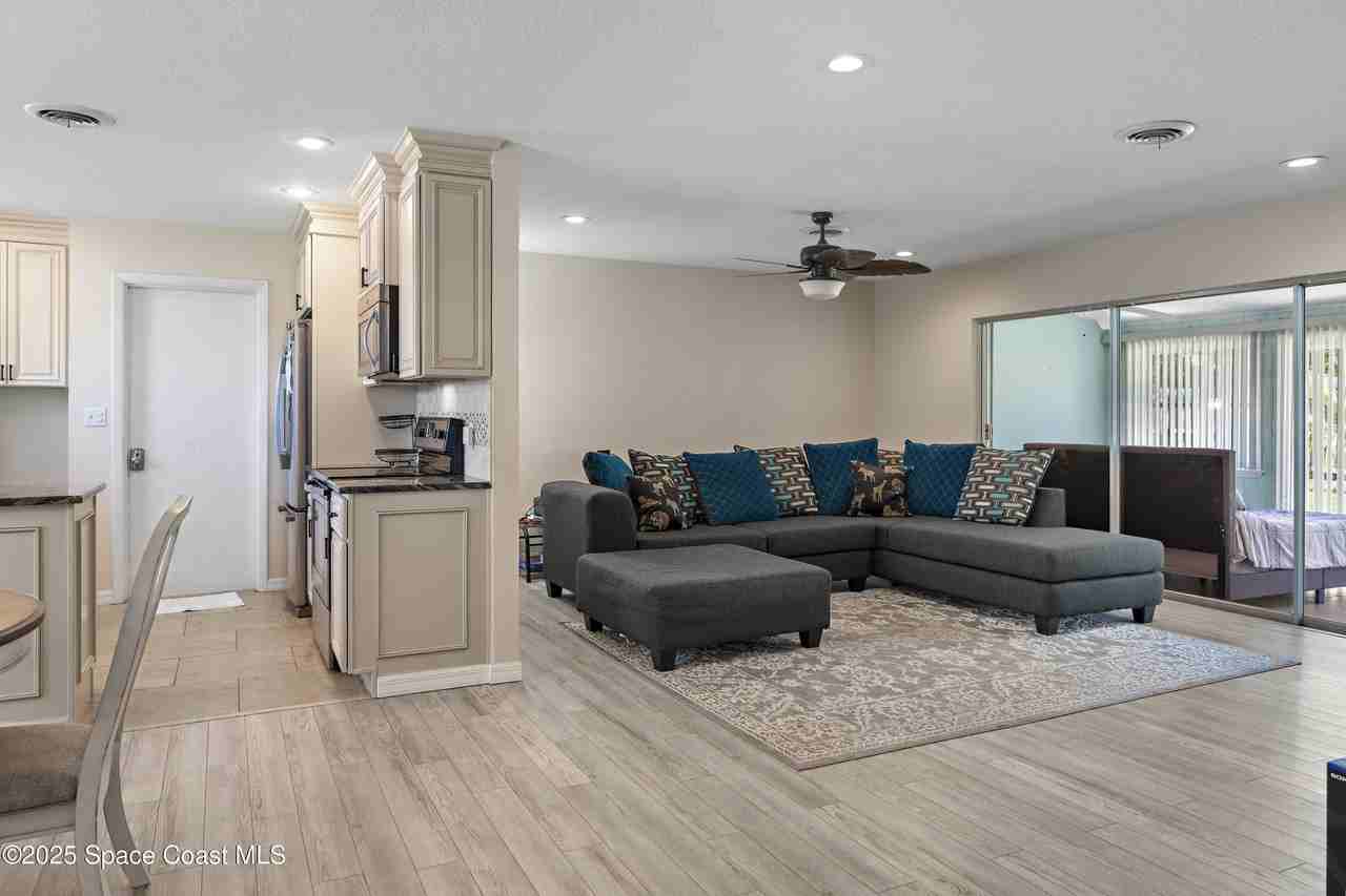 116 Royal Palm Ave - Photo 3 of 20