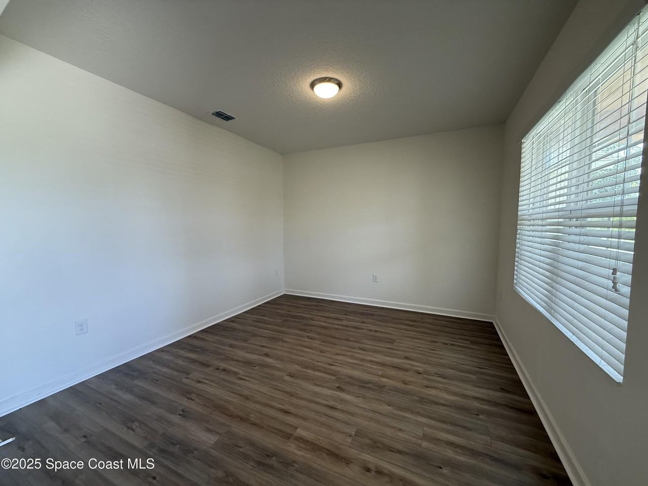 137 Sutherland Dr Sw - Photo 4 of 24